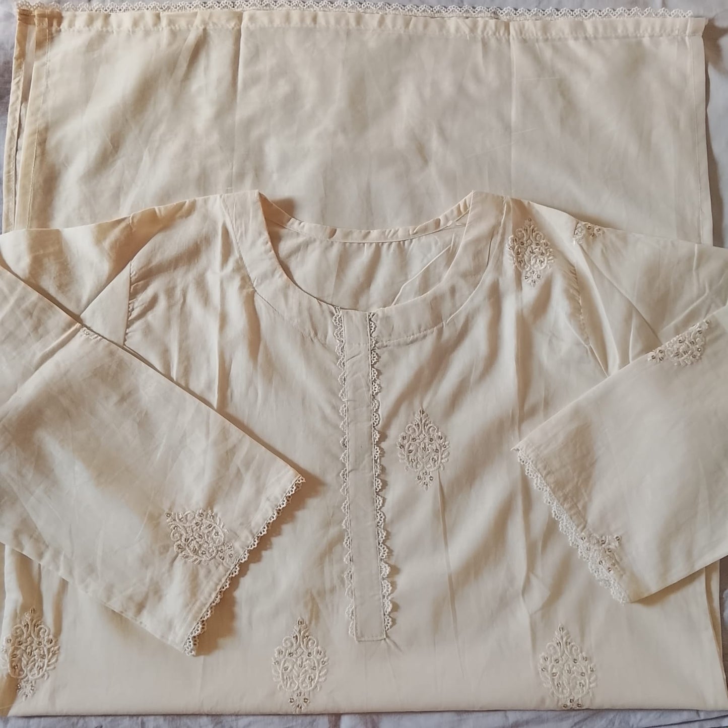 "Elegant White Embroidered Lawn Kurti Set with Trousers & Lace Detailing"